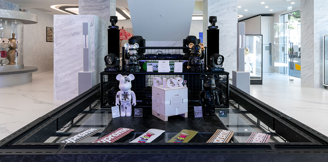 Creating novelty by building a hybrid store
